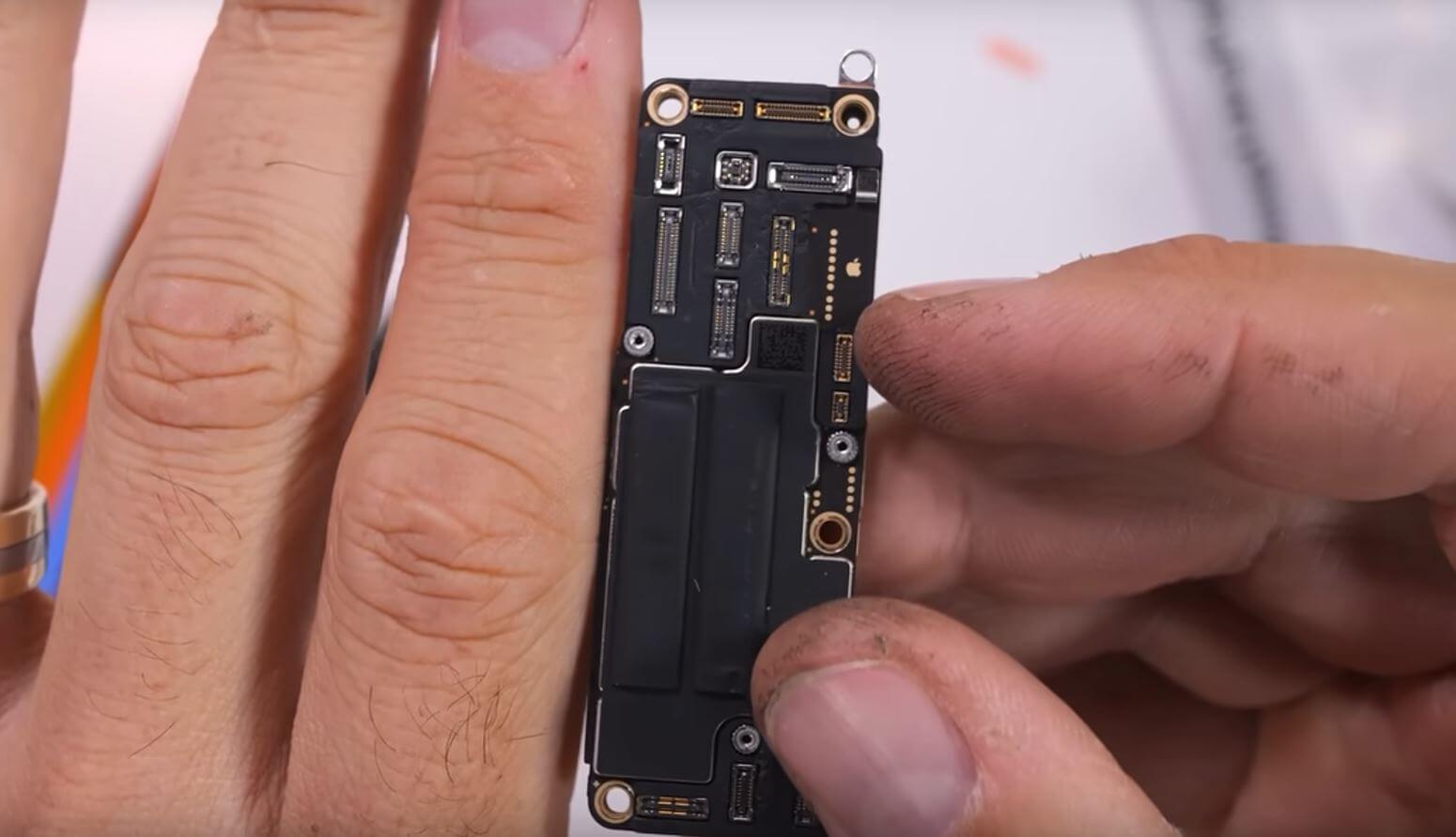 Аккумулятор iPhone 16 Pro Max. У iPhone самая маленькая материнская плата среди всех смартфонов. Аккумулятор iPhone 16 Pro Max. У iPhone самая маленькая материнская плата среди всех смартфонов. Фото.