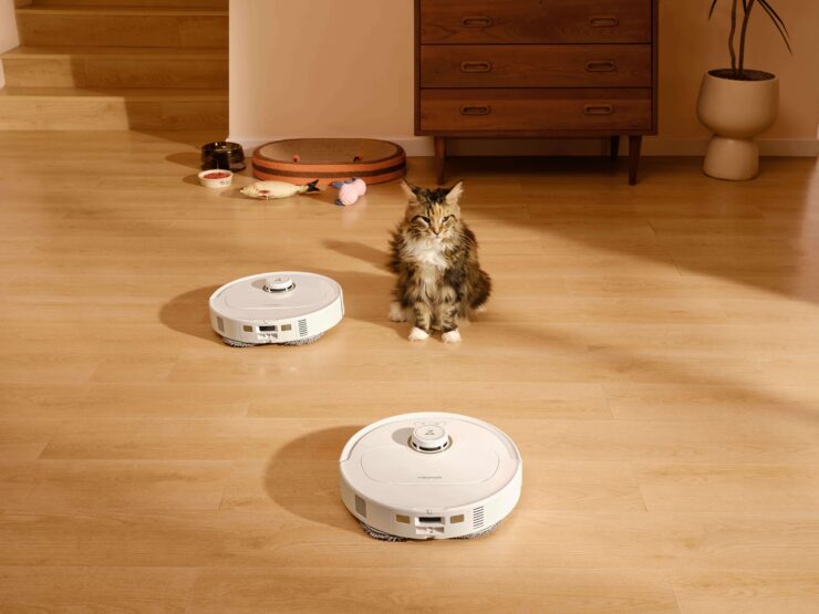 Робот-пылесос с картой помещений. Пылесос распознает животных и объезжает их, чтобы не пугать. Робот-пылесос с картой помещений. Пылесос распознает животных и объезжает их, чтобы не пугать. Фото.