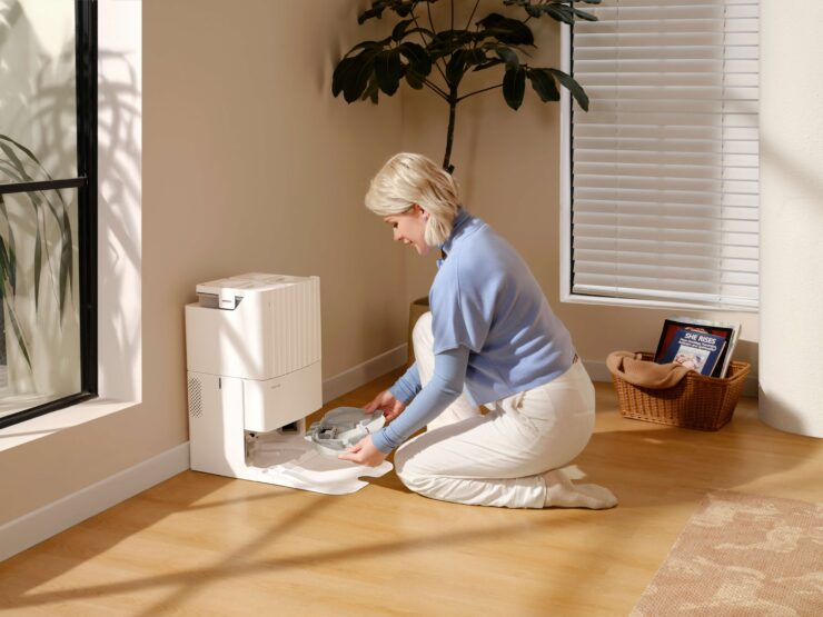 Робот-пылесос со станцией самоочистки. Станцию-самоочистки при необходимости тоже можно легко привести в порядок. Робот-пылесос со станцией самоочистки. Станцию-самоочистки при необходимости тоже можно легко привести в порядок. Фото.