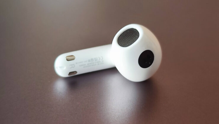Беспроводные наушники UGREEN HiTune H6 Pro. Наушники UGREEN HiTune H6 Pro похожи на AirPods, но только с внутренней стороны. Фото.
