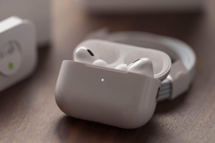 Какие AirPods лучше. При равенстве цены AirPods Pro 2 — наш выбор! Изображение: hearingreview.com. Фото.