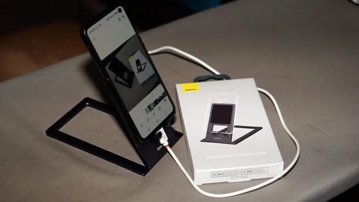 Подставка для телефона. Подставку можно сложить и убрать в случае необходимости. Подставка для телефона. Подставку можно сложить и убрать в случае необходимости. Фото.