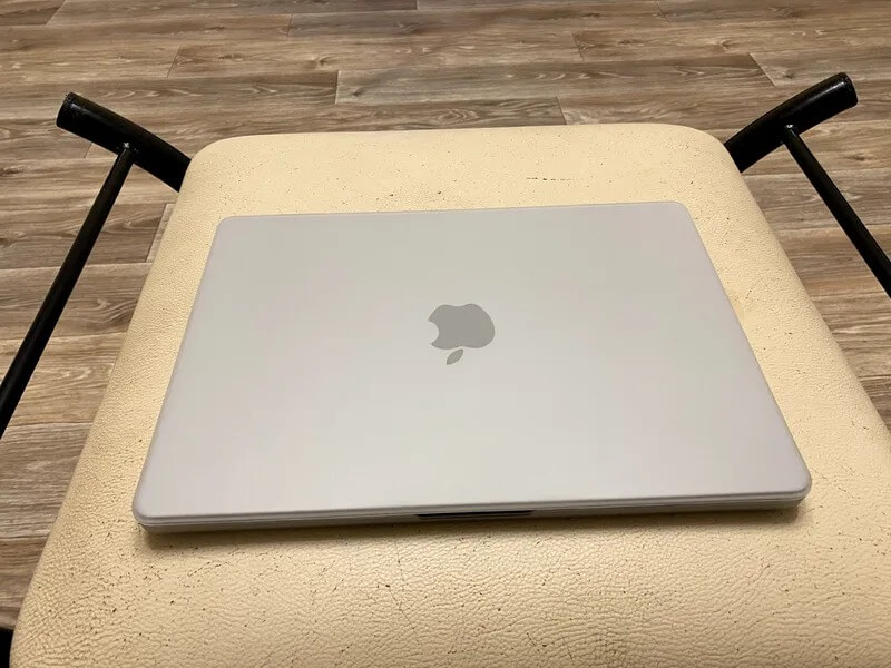 Чехол для Макбука. Даже непонятно, есть чехол на Макбуке или нет. Фото.