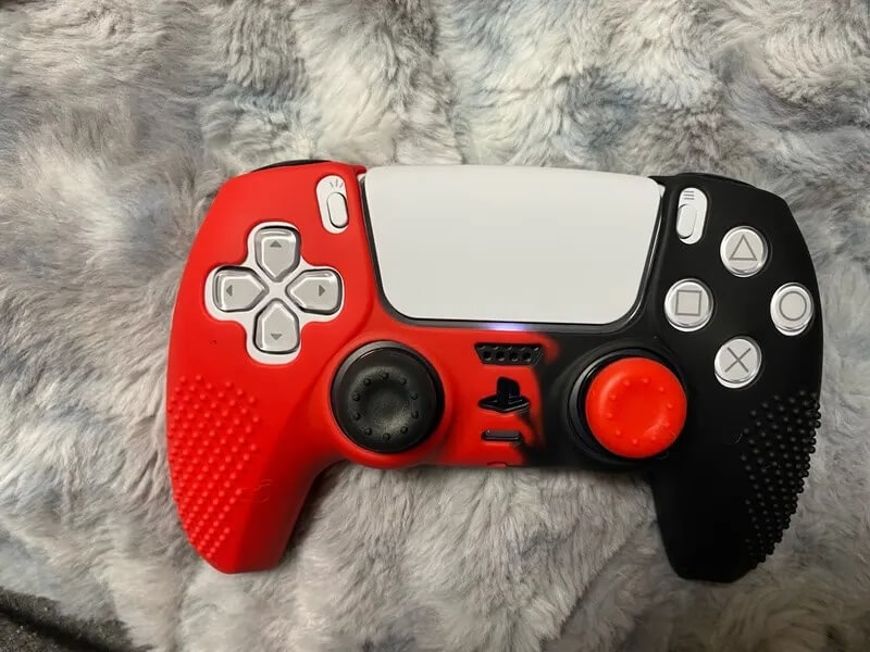 Чехол для геймпада PS5. Вот так легко можно изменить цвет геймпада. Фото.