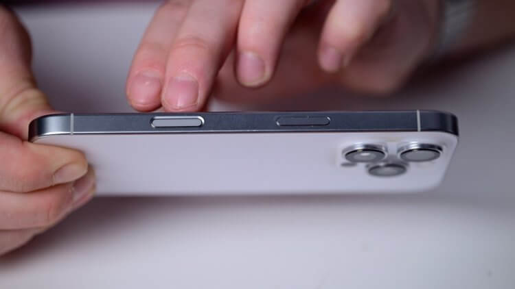 Кнопка Camera Control в Айфоне 16. Найти чехол без дырки для кнопки Camera Control пока проблематично. Изображение: appleinsider.com. Кнопка Camera Control в Айфоне 16. Найти чехол без дырки для кнопки Camera Control пока проблематично. Изображение: appleinsider.com. Фото.