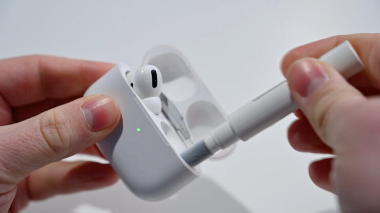 Как очистить кейс AirPods. Главное не давите сильно, чтобы не повредить контакты. Изображение: appleinsider.com. Фото.