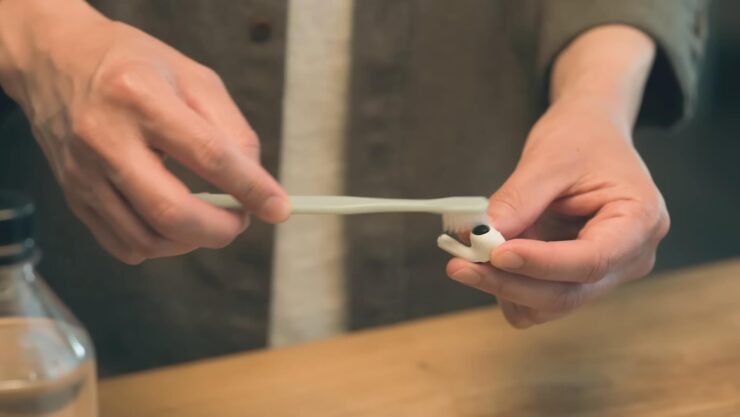 Как чистить наушники AirPods. Круговыми движениями очищайте сеточки. Изображение: YouTube. Фото.