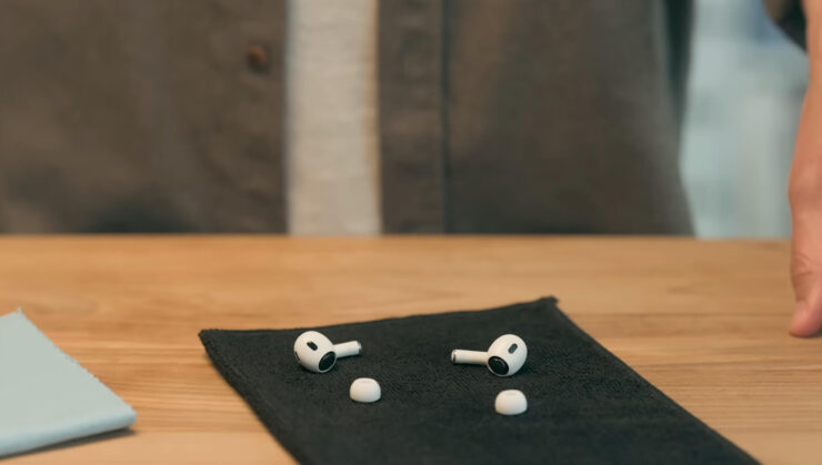 Как чистить наушники AirPods. Снимите с наушников насадки. Изображение: YouTube. Фото.