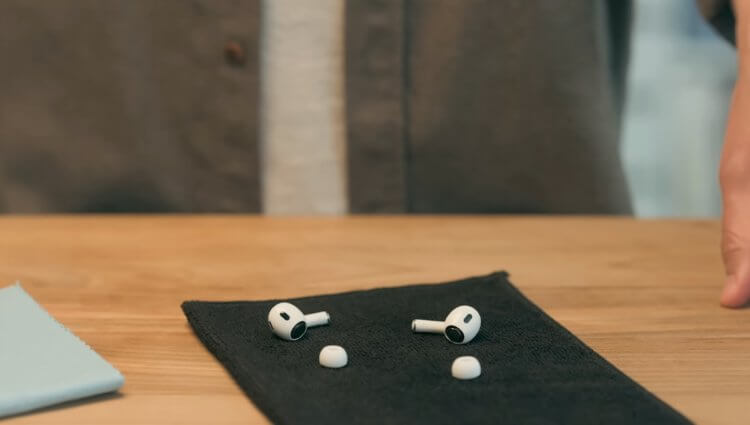 Как чистить наушники AirPods. Снимите с наушников насадки. Изображение: YouTube. Как чистить наушники AirPods. Снимите с наушников насадки. Изображение: YouTube. Фото.