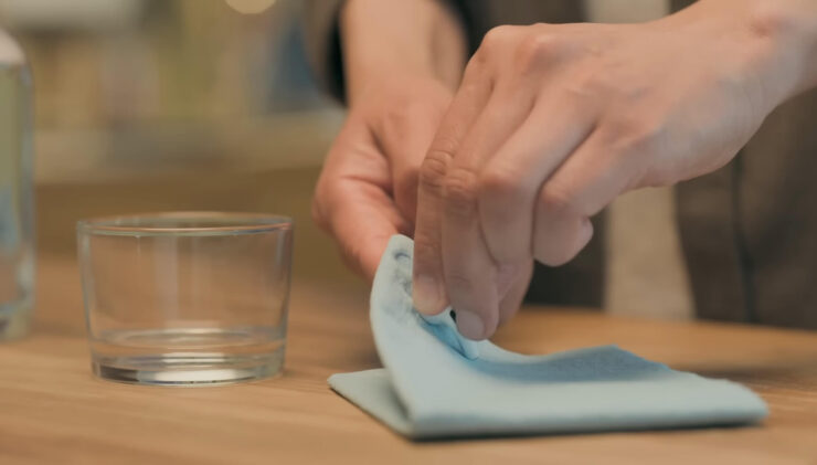 Как чистить наушники AirPods. Не забывайте промакивать мицеллярную воду после очистки. Изображение: YouTube. Фото.