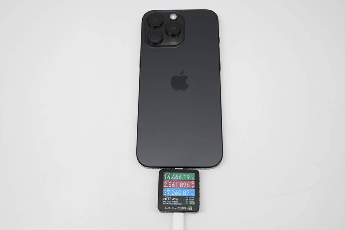 Быстрая зарядка в Айфоне. Вот такой тестер помог определить максимальную мощность, с какой заряжается Айфон. Изображение: chargerlab.com. Фото.