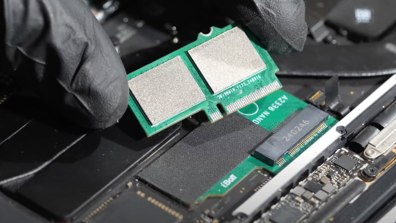 Добавить память в Макбук. С помощью специального SSD-слота вы сможете спокойно менять накопитель в компьютере. Изображение: appleinsider.com. Фото.