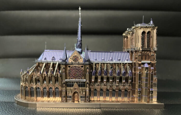 Металлический 3D пазл Нотр-Дам. Это настоящий Нотр-дам в миниатюре. Металлический 3D пазл Нотр-Дам. Это настоящий Нотр-дам в миниатюре. Фото.