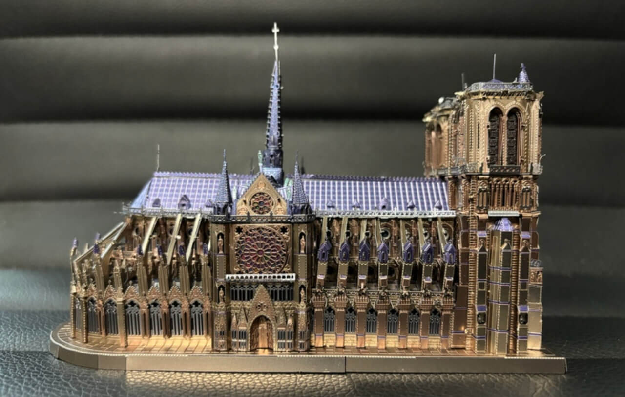 Металлический 3D пазл Нотр-Дам. Это настоящий Нотр-дам в миниатюре. Фото.