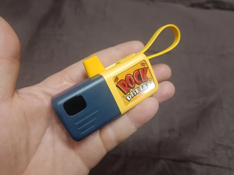 Компактный внешний аккумулятор. Батарейка небольшая и не занимает много места. Изображение: aliexpress.ru. Фото.