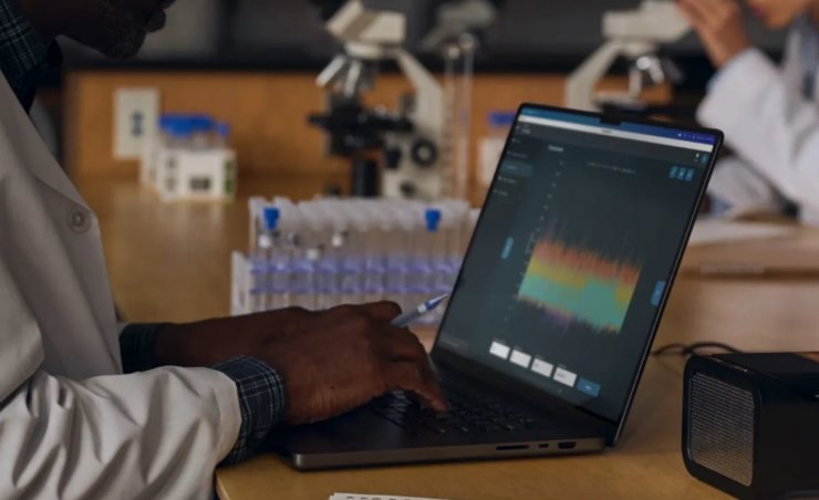 Веб-камера в компьютере. Новая веб-камера в MacBook Pro M4 лучше подойдет для рабочих созвонов. Изображение: Apple. Веб-камера в компьютере. Новая веб-камера в MacBook Pro M4 лучше подойдет для рабочих созвонов. Изображение: Apple. Фото.