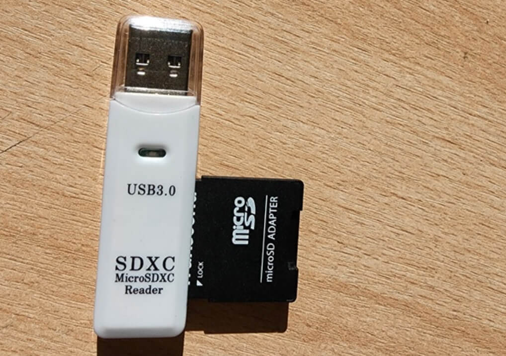 Недорогой кардридер с USB 3.0. Кардридер — вещь, которая всегда пригодится. Фото.