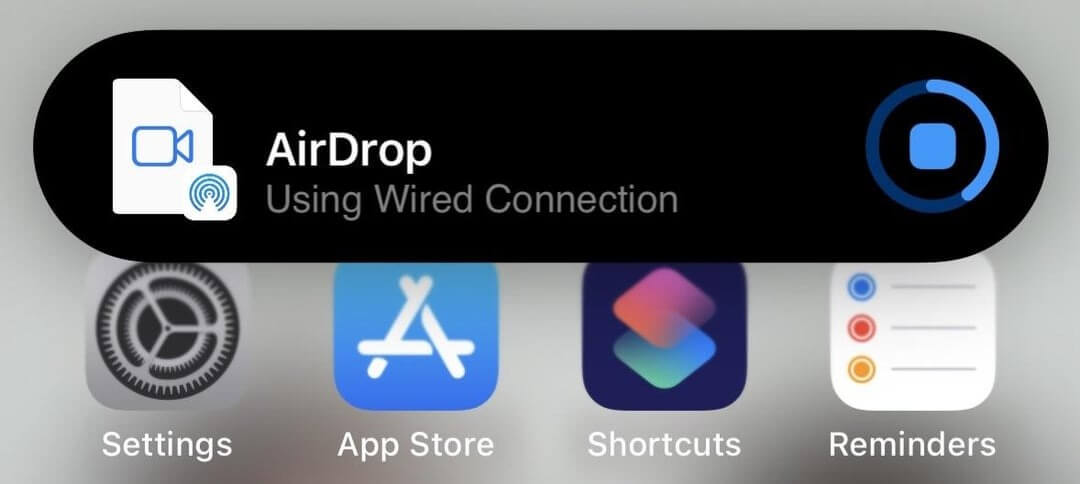 Какие устройства поддерживают проводной AirDrop. Айфон сообщит, когда для передачи через AirDrop будет задействован кабель. Изображение: Reddit. Фото.