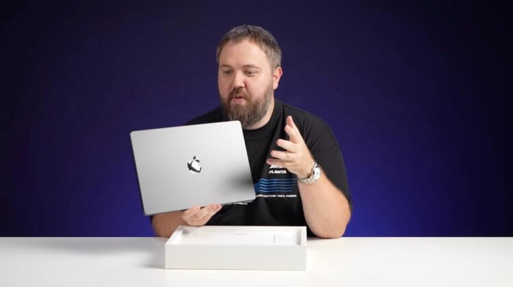 Российский блогер Wylsacom первый в мире показал реальный MacBook Pro M4 за месяц до презентации. Новый MacBook Pro M4 уже распаковали в России, а он еще не вышел. Изображение: Wylsasom. Российский блогер Wylsacom первый в мире показал реальный MacBook Pro M4 за месяц до презентации. Новый MacBook Pro M4 уже распаковали в России, а он еще не вышел. Изображение: Wylsasom. Фото.