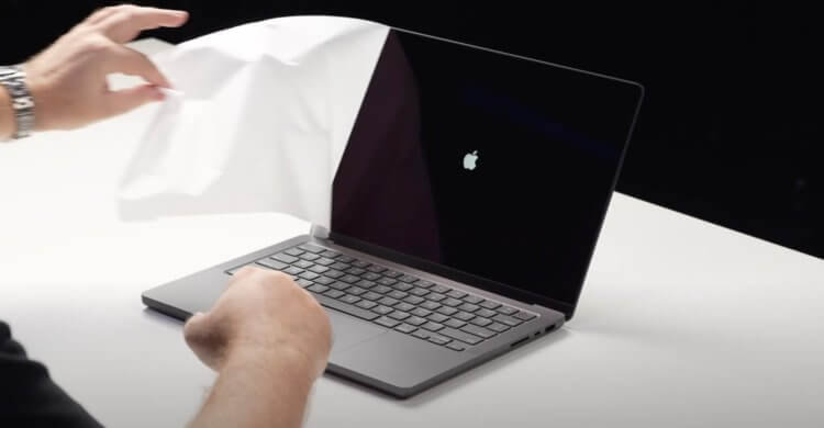 Новый Макбук 2024. Сразу после открытия MacBook Pro M4 предложил его настроить. Изображение: Wylsasom. Новый Макбук 2024. Сразу после открытия MacBook Pro M4 предложил его настроить. Изображение: Wylsasom. Фото.