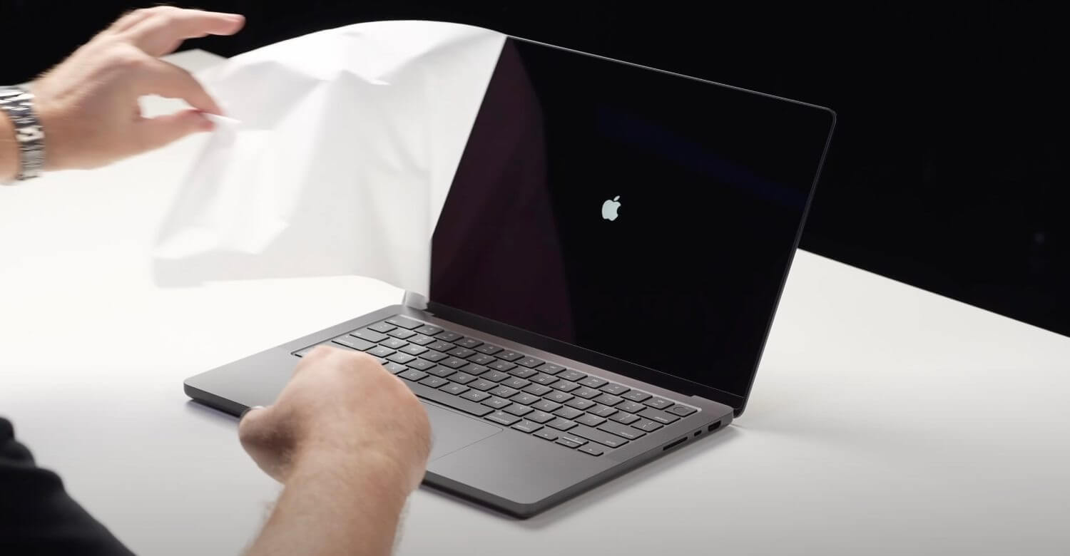 Новый Макбук 2024. Сразу после открытия MacBook Pro M4 предложил его настроить. Изображение: Wylsasom. Фото.