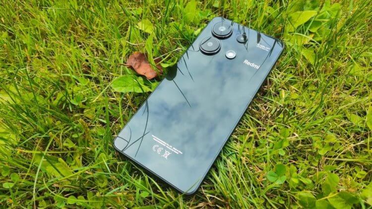 Redmi Note 13 — хороший недорогой телефон. Даже в черном цвете устройство выглядит здорово. Redmi Note 13 — хороший недорогой телефон. Даже в черном цвете устройство выглядит здорово. Фото.