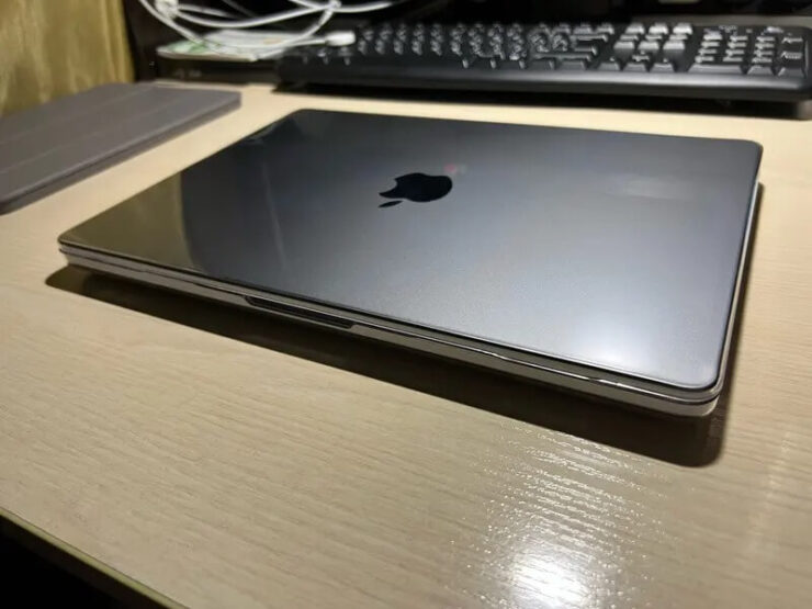 Чехол для Макбука. Прозрачный чехол не портит дизайн компьютера и при этом защищает его. Фото.