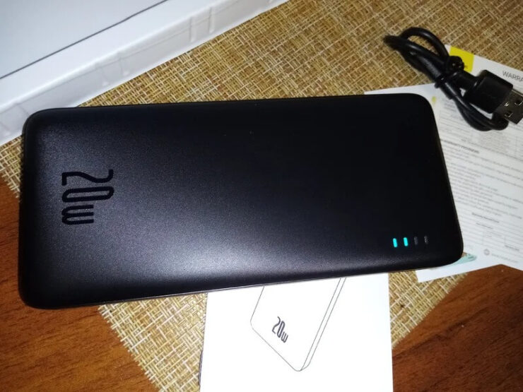 Внешний аккумулятор 10 000 мАч. С такой батарейкой вы всегда сможете зарядиться в дороге. Фото.