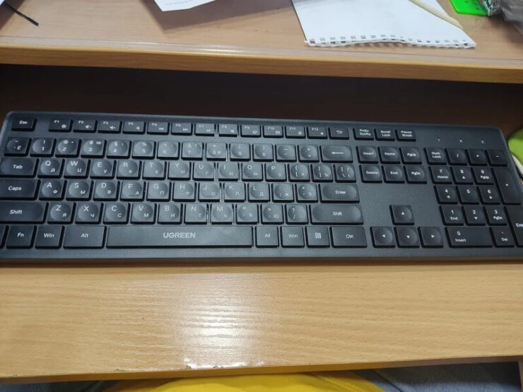 Беспроводная клавиатура для компьютера. Клавиатура полноразмерная, и пользоваться ей удобно. Фото.