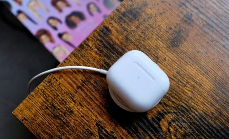 Что делать, если AirPods перестали заряжаться. Фото.