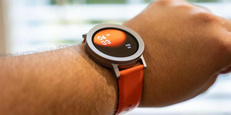 CMF Watch Pro 2 — какие умные часы выбрать. С оранжевым ремешком часы смотрятся очень стильно. Изображение: 9to5google.com. Фото.