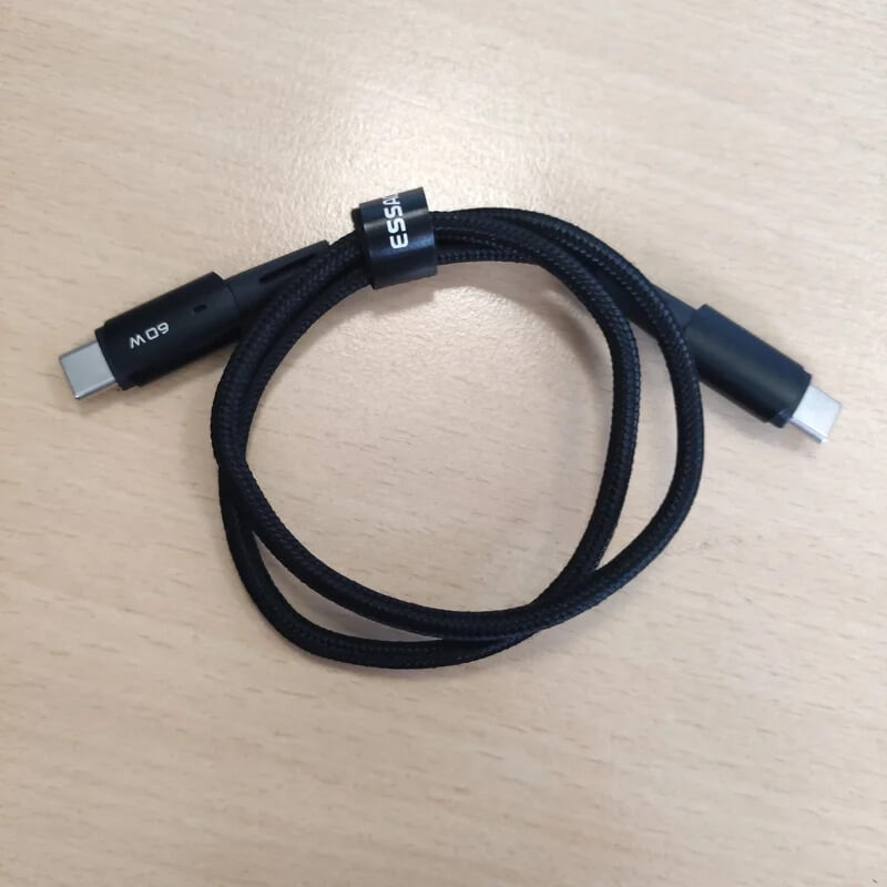 Провод для зарядки Айфона. Кабель защищен тканевой оплеткой. Фото.