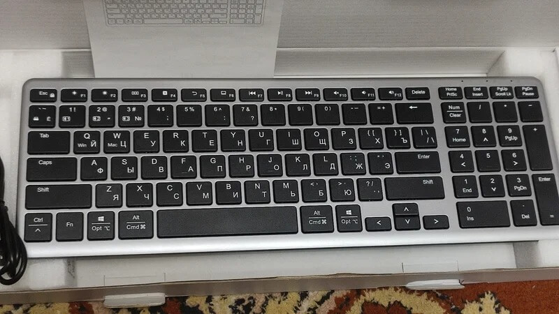 Беспроводная клавиатура с Bluetooth. Клавиатура полноразмерная и удобная для набора длинных текстов. Фото.