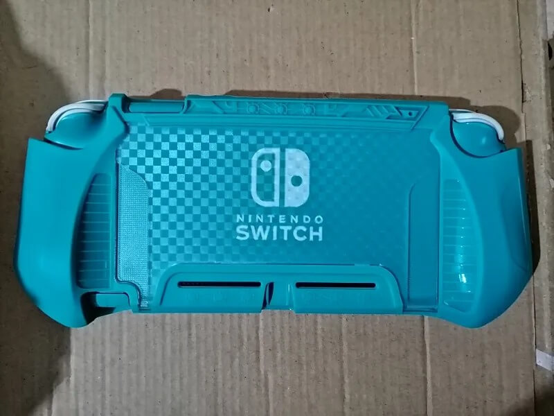 Чехол для Nintendo Switch Lite. Чехол позволяет с большим комфортом держать консоль. Фото.