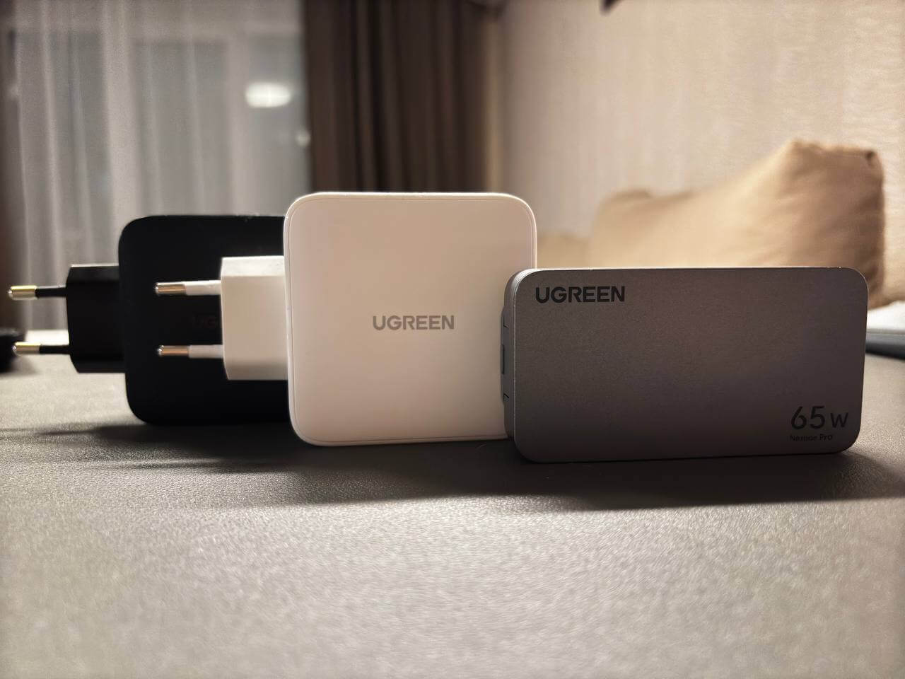 Компактная зарядка для телефона. Новая зарядка UGREEN намного компактнее других адаптеров. Компактная зарядка для телефона. Новая зарядка UGREEN намного компактнее других адаптеров. Фото.