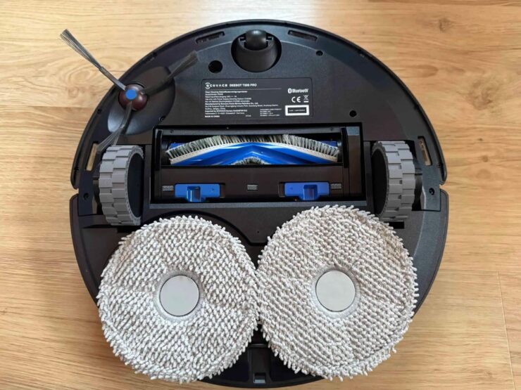 Робот-пылесос со станцией самоочистки. Благодаря вращающимся тряпкам пол отмывается на ура. Изображение: iqhaus.de. Робот-пылесос со станцией самоочистки. Благодаря вращающимся тряпкам пол отмывается на ура. Изображение: iqhaus.de. Фото.