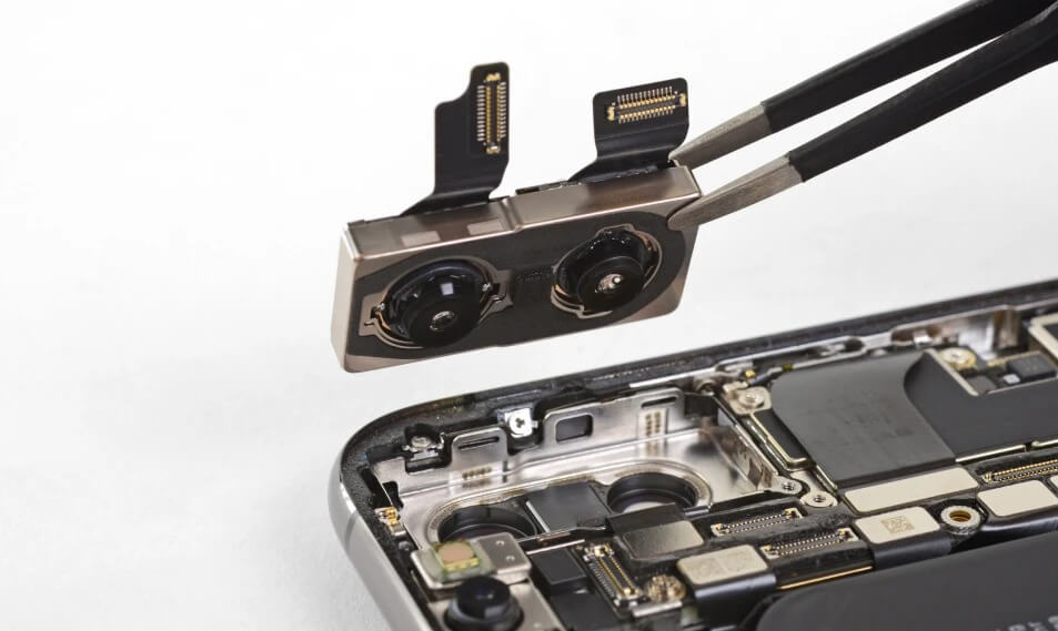 Замена камеры на Айфоне. В Apple Pro помогут даже со сложным ремонтом. Изображение: itweak.in. Фото.