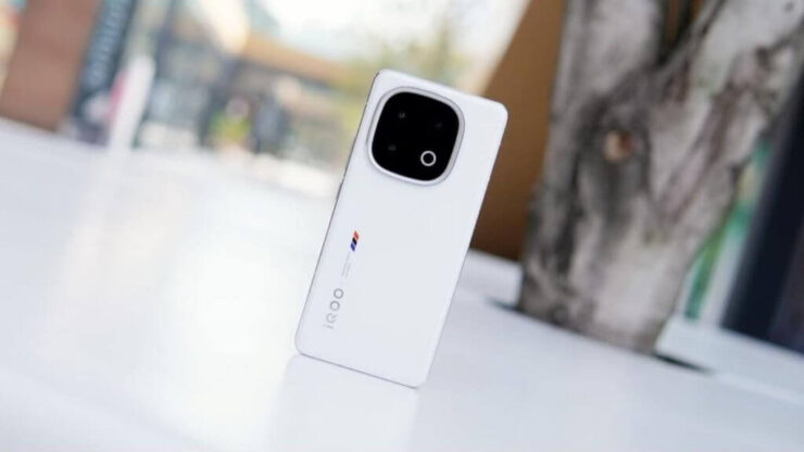 Почему iQOO 13 — лучший смартфон 2024 года, а не iPhone 16 Pro Max? iQOO 13 получил очень интересный дизайн. Изображение: innogyan.in. Фото.