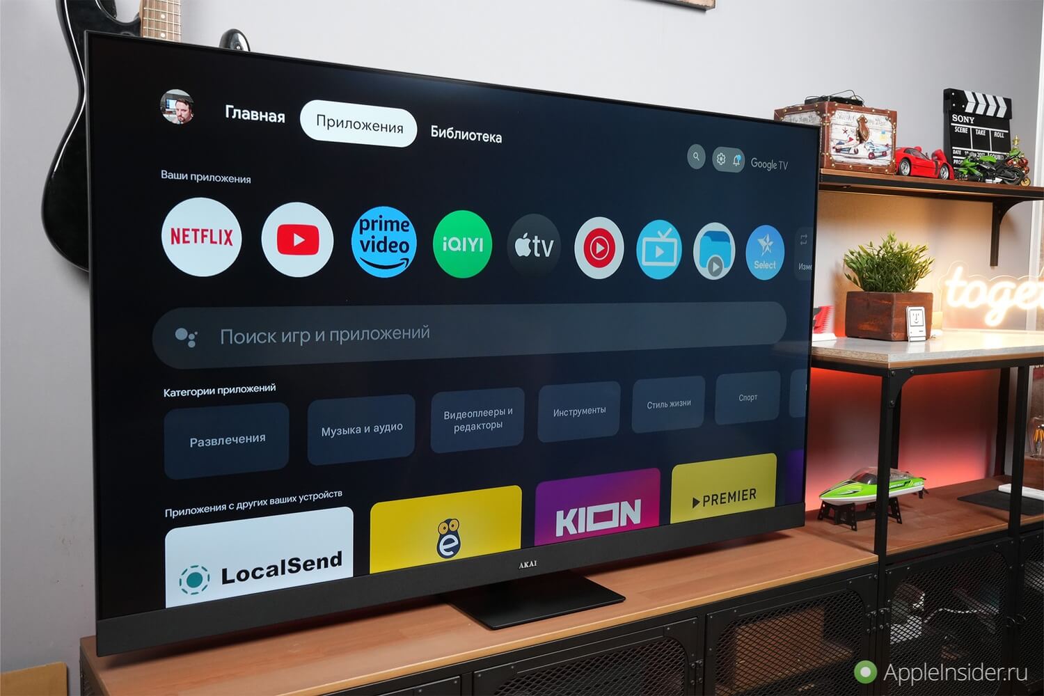 Умный телевизор на GoogleTV. Базовый экран предлагает установленные приложения и поиск. Умный телевизор на GoogleTV. Базовый экран предлагает установленные приложения и поиск. Фото.