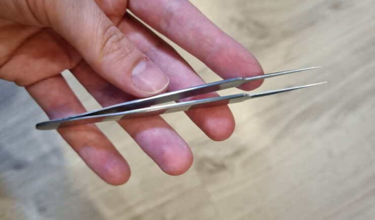 Сверхточный пинцет для черных точек. С таким пинцетом можно легко избавиться от черных точек. Фото.