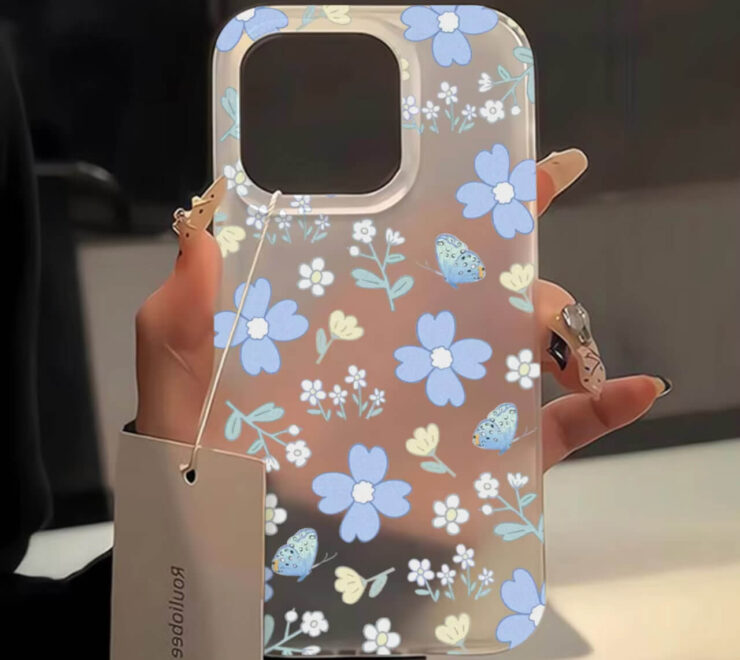 Чехол для iPhone с цветочным принтом. На выбор доступно множество различных чехлов. Фото.