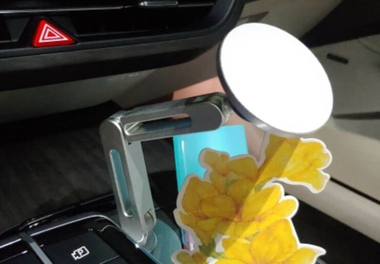 Магнитный автодержатель для смартфона поворотный. Такая подставка крутится на 360 градусов. Фото.