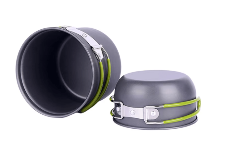 Походная кастрюля для готовки. Эта кастрюлька без проблем взаимодействует с костром. Фото.