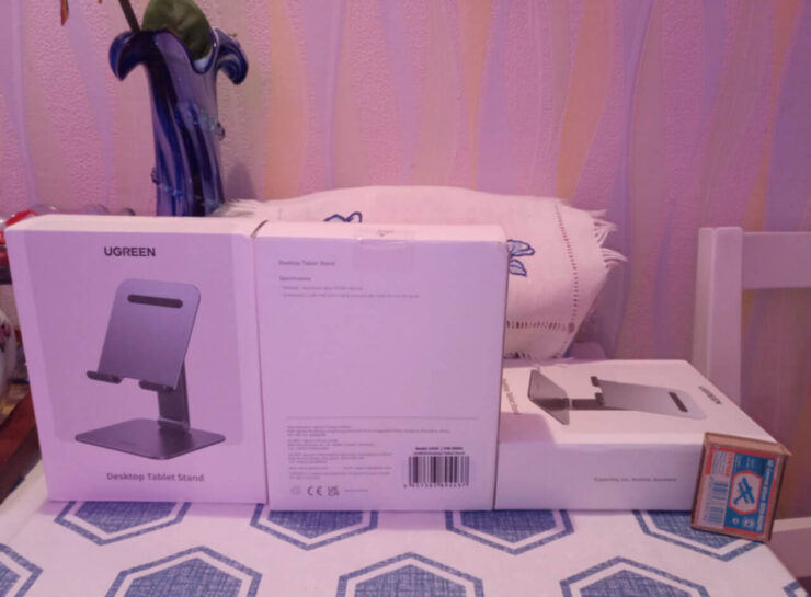 Подставка для телефона UGREEN. На такой подставке можно разместить даже крупный планшет. Фото.