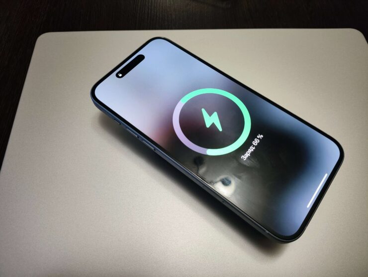 Какой повербанк лучше купить. Заряд начинает идти автоматически, как только смартфон примагничивается к задней панели iPhone. Фото.