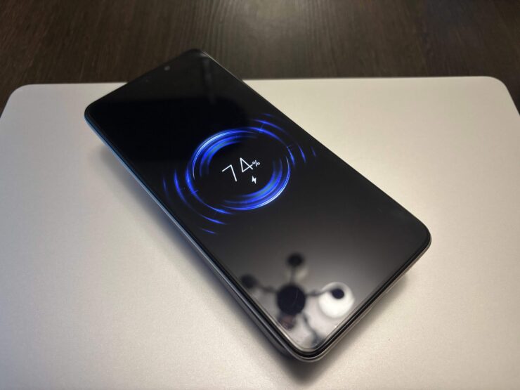 Повербанк на 10 000 мАч. Андроид-смартфон без MagSafe легко заряжается от этого внешнего аккумулятора. Фото.