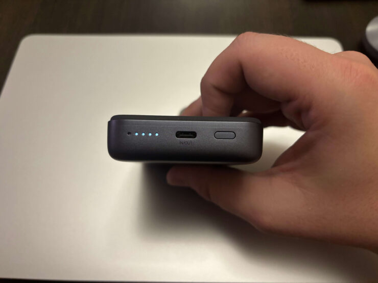 Магнитный внешний аккумулятор. Слева индикатор зарядки, по центру единственный разъем, а справа кнопка включения. Фото.