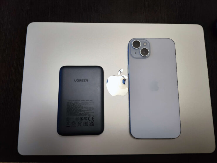 Какой повербанк лучше купить. Размер UGREEN Qi2 30 Вт на фоне iPhone 15 Plus. Фото.