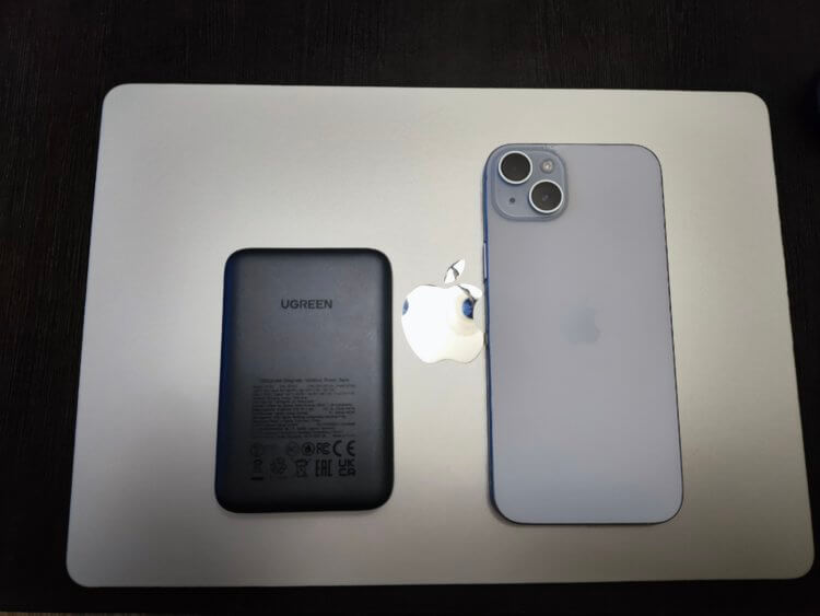 Какой повербанк лучше купить. Размер UGREEN Qi2 30 Вт на фоне iPhone 15 Plus. Какой повербанк лучше купить. Размер UGREEN Qi2 30 Вт на фоне iPhone 15 Plus. Фото.