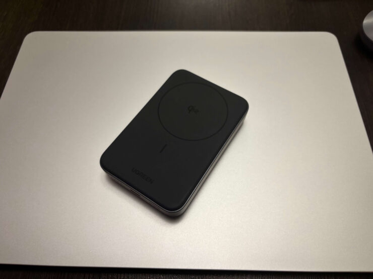 Магнитный внешний аккумулятор. С этой стороны очень приятное на ощупь покрытие. Фото.